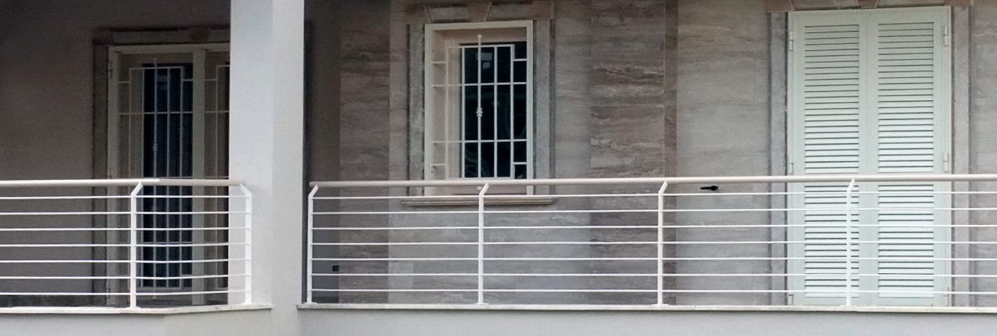 balcone con persiane e grate in acciaio