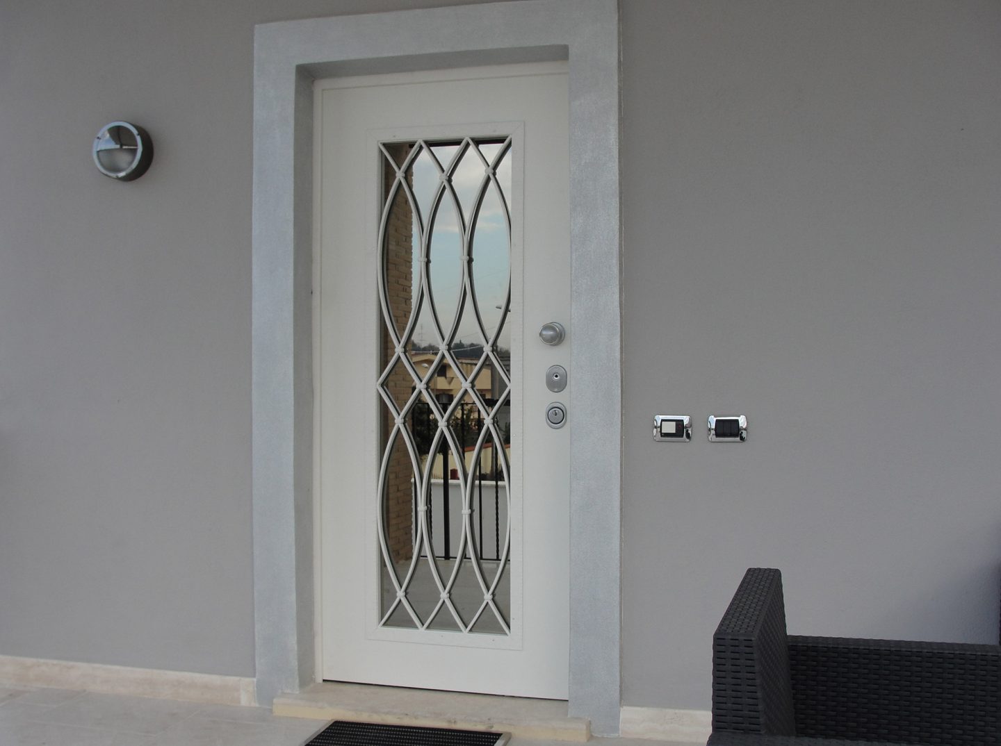 porta blindata bianca con piccola vetrata